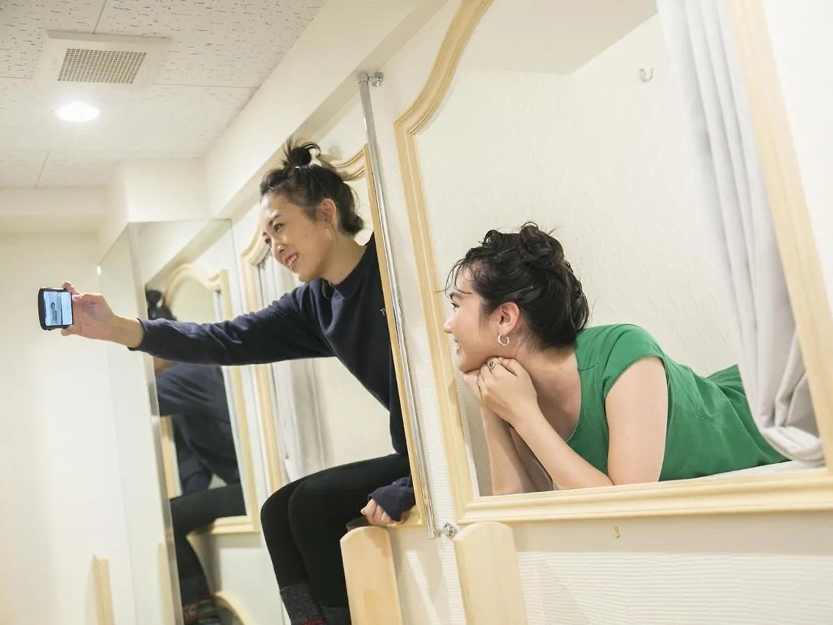 Alice In The Mirror Hostel Caters To Women Tokyo